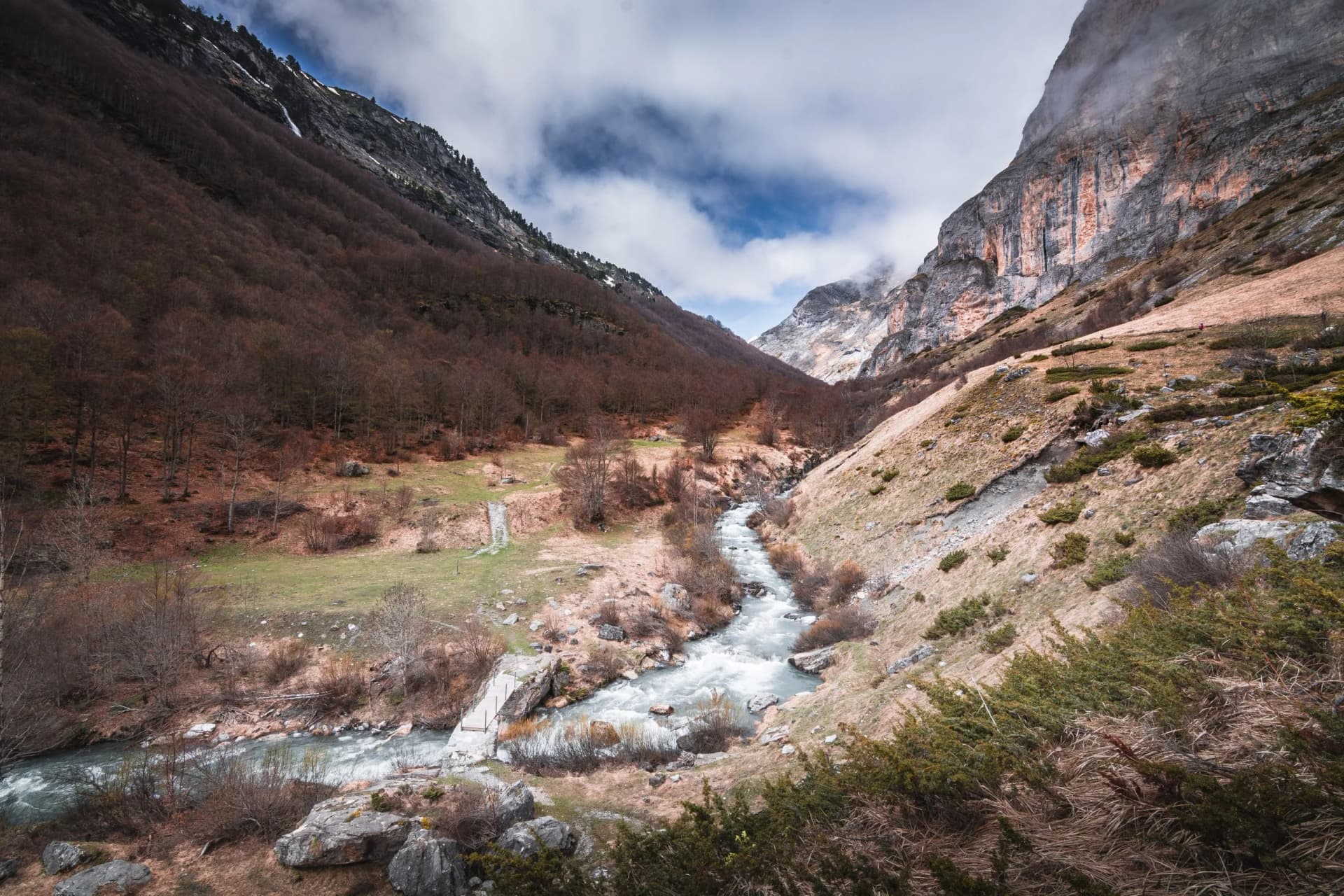 Vallée d'Ossoue dans le brouillard