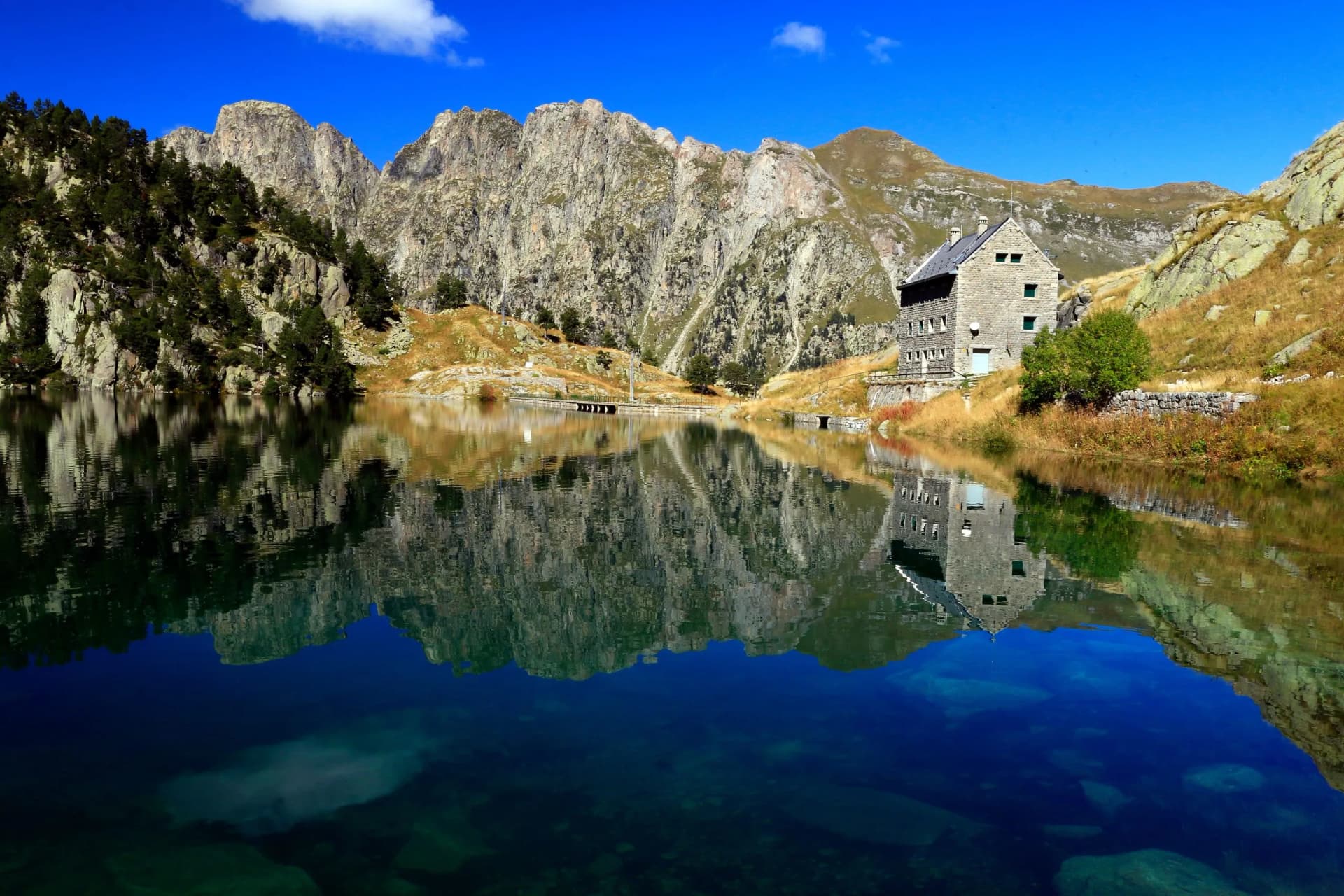 Refuge et lac Restanca, Spain