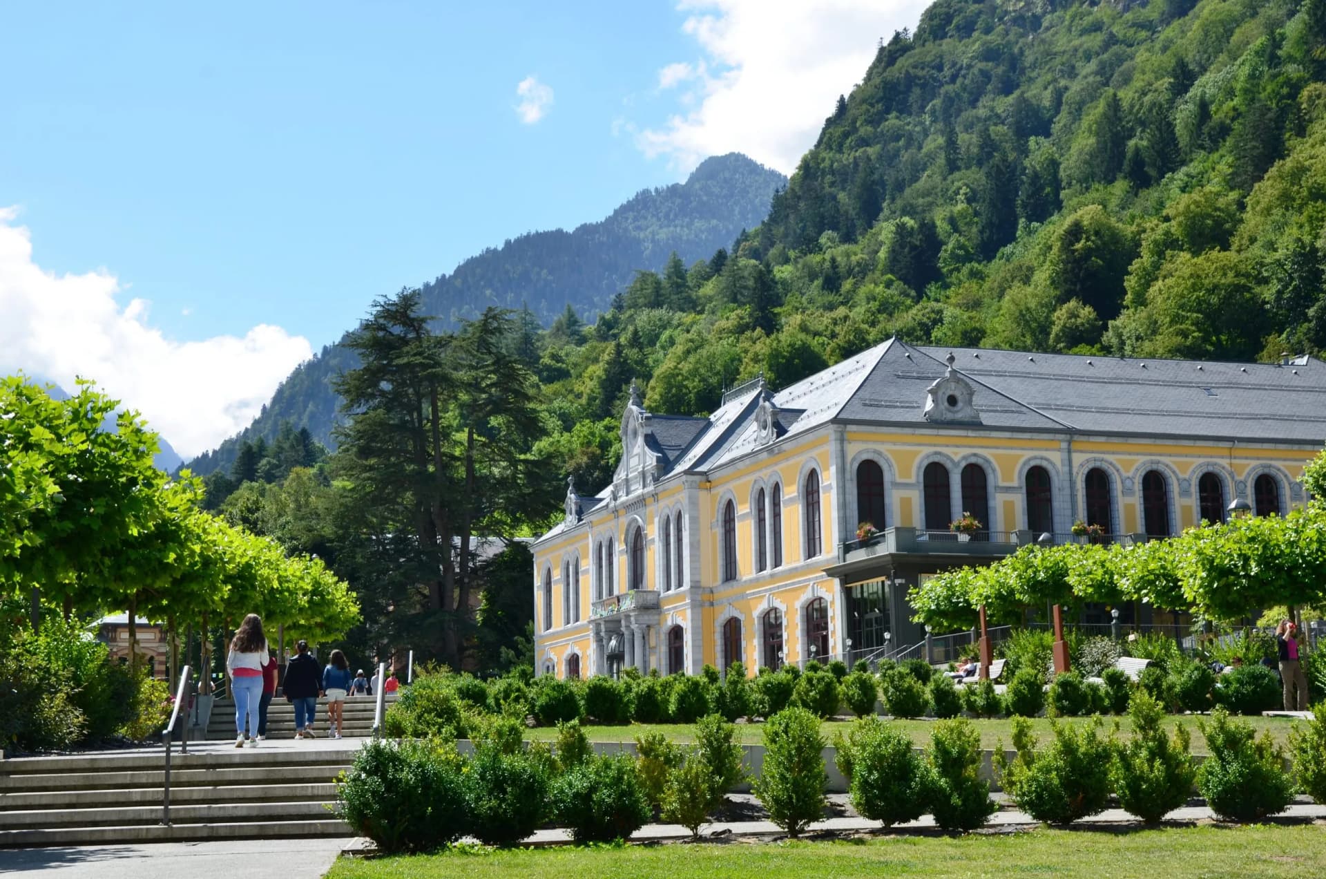 Touristes en promenade sur l'esplanade des oeufs à Cauterets