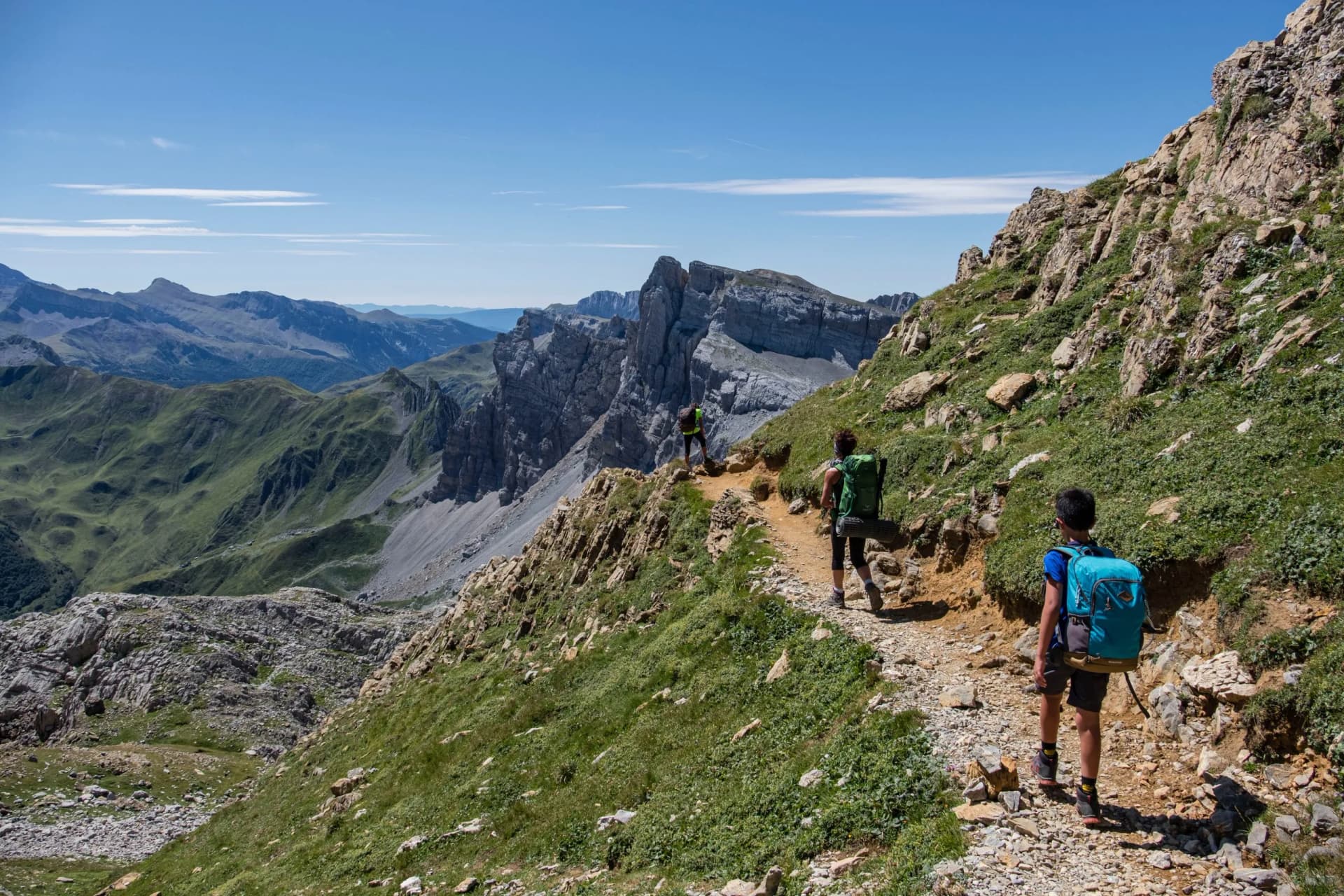montañeros ascendiendo la cima de La mesa de los Tres Reyes , 2442m., Huesca, Aragón, Spain, Europe