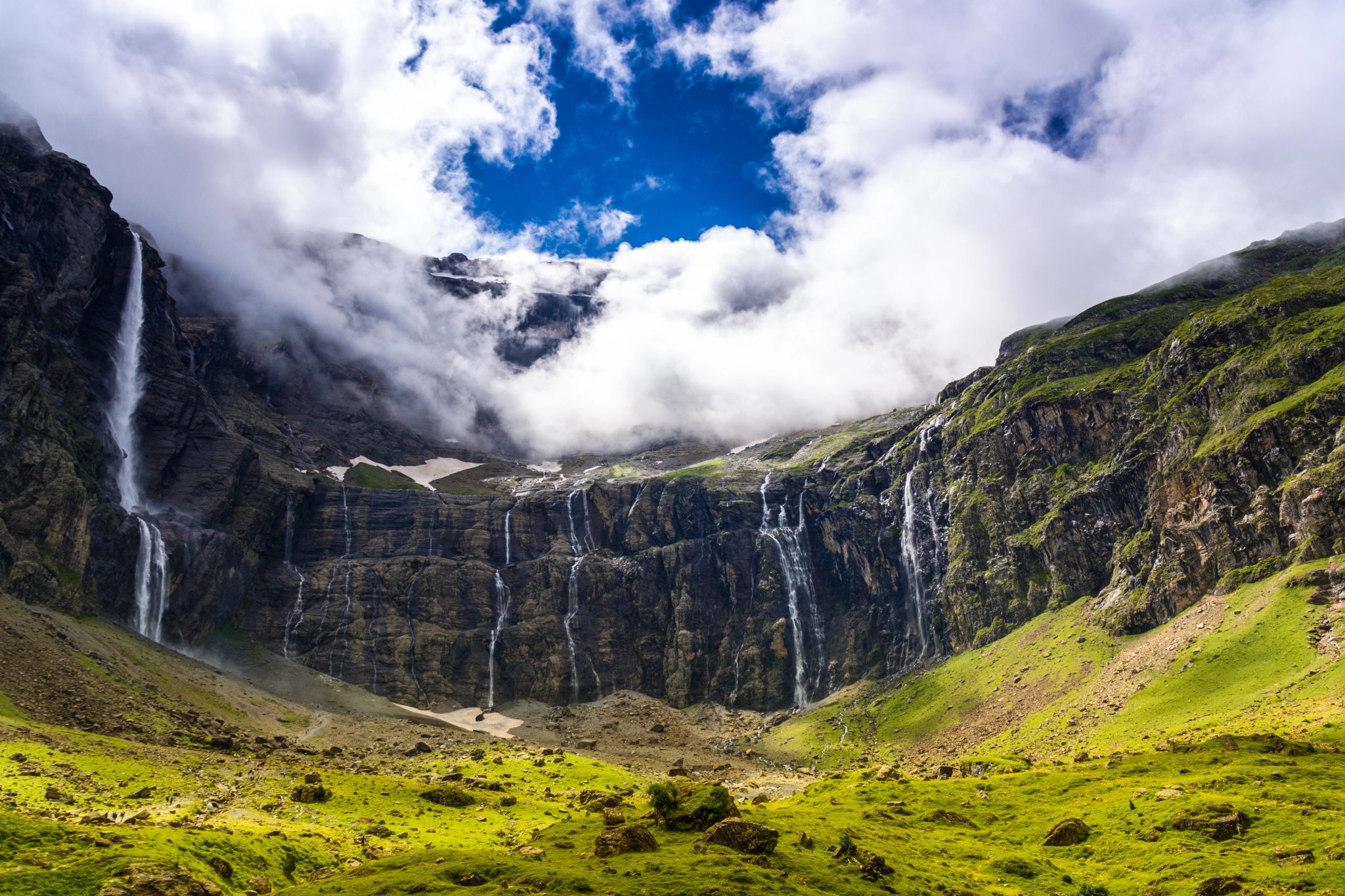 Nuages au-dessus du cirque de Gavarnie en été
