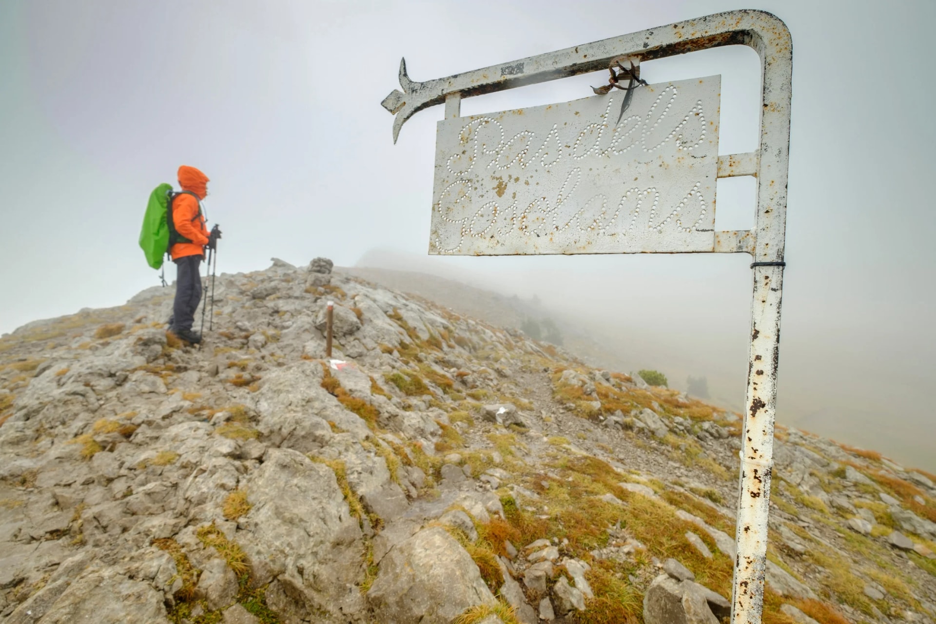 ascendiendo al pas dels Gosolans, collado del Prat d¨Aguilo, sierra del Cadí, Parque Natural del Cadí-Moixeró , cordillera de los Pirineos, Lleida, Spain