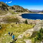 Sommerurlaub in den spanischen Pyrenäen: Wanderung zum Seenkessel von Colomers im berühmten Nationalpark Aigues Tortes - Wandergruppe auf dem Weg zum Refugi de Colomèrs