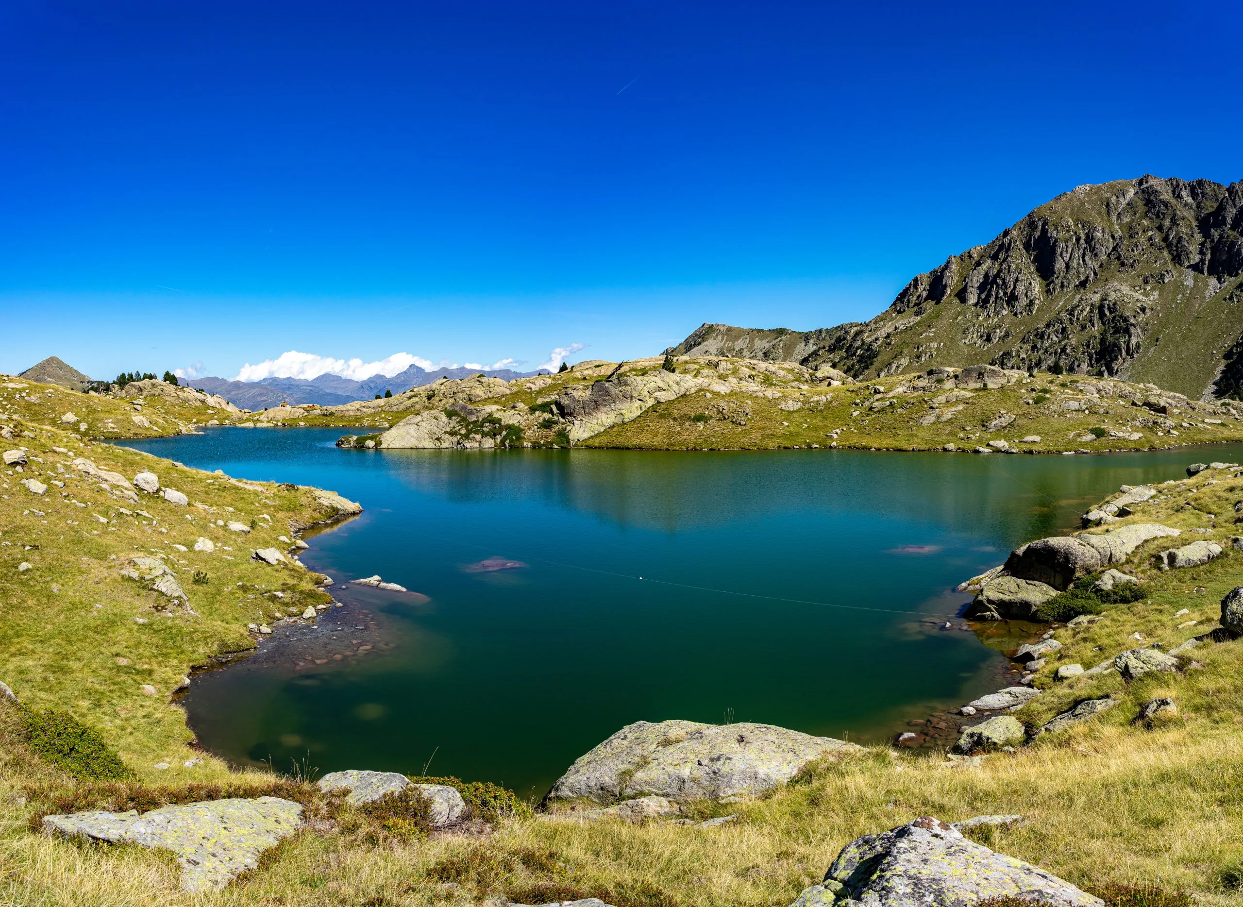 Sommerurlaub in den spanischen Pyrenäen: Wanderung zum Seenkessel von Colomers im berühmten Nationalpark Aigues Tortes - Weitwinkel Panorama
