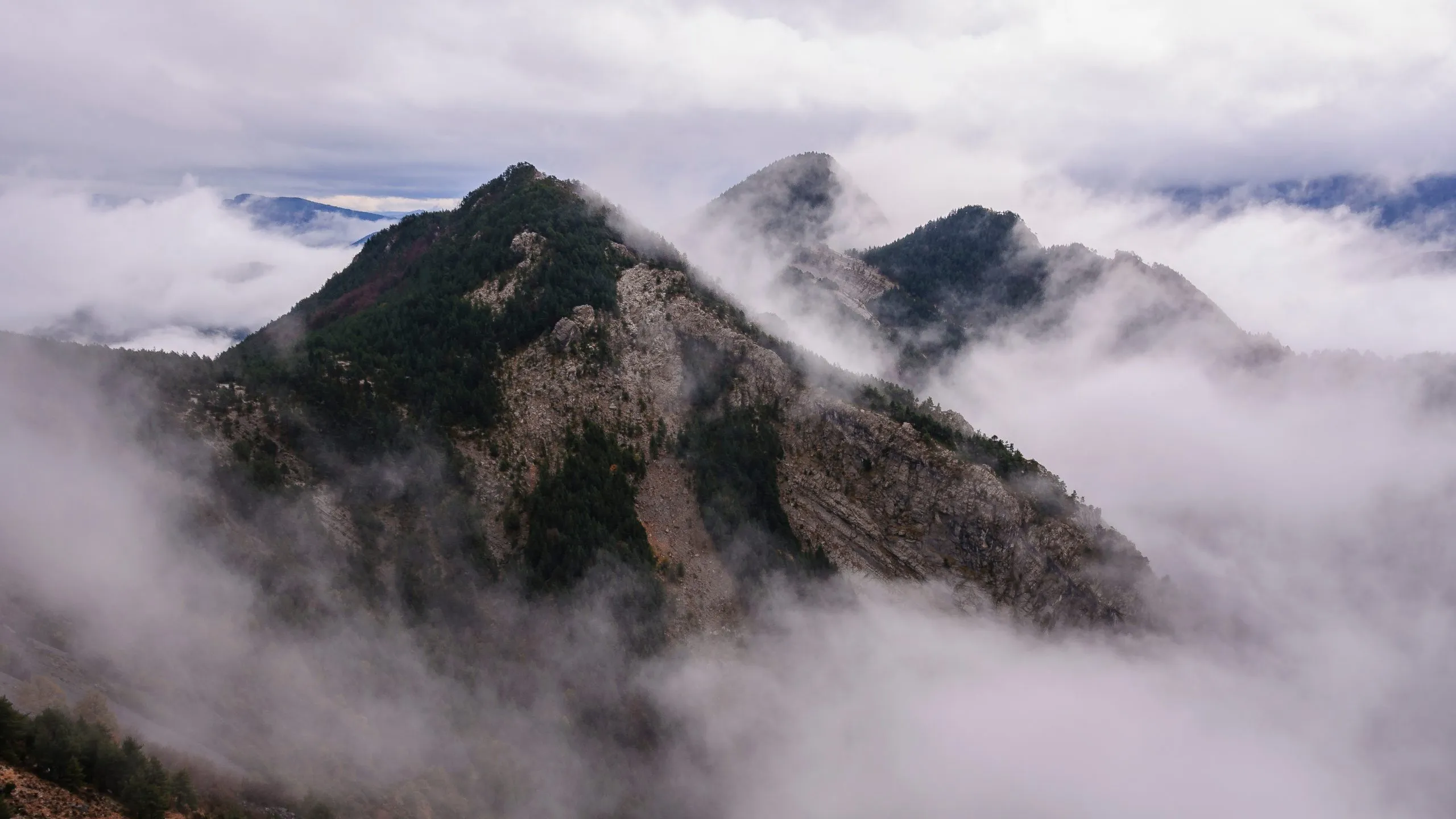 Otoño en el Alt Berguedà, visto desde el mirador de la Devesa en Coll de Pal (Berguedà, Cataluña, España, Pirineos)